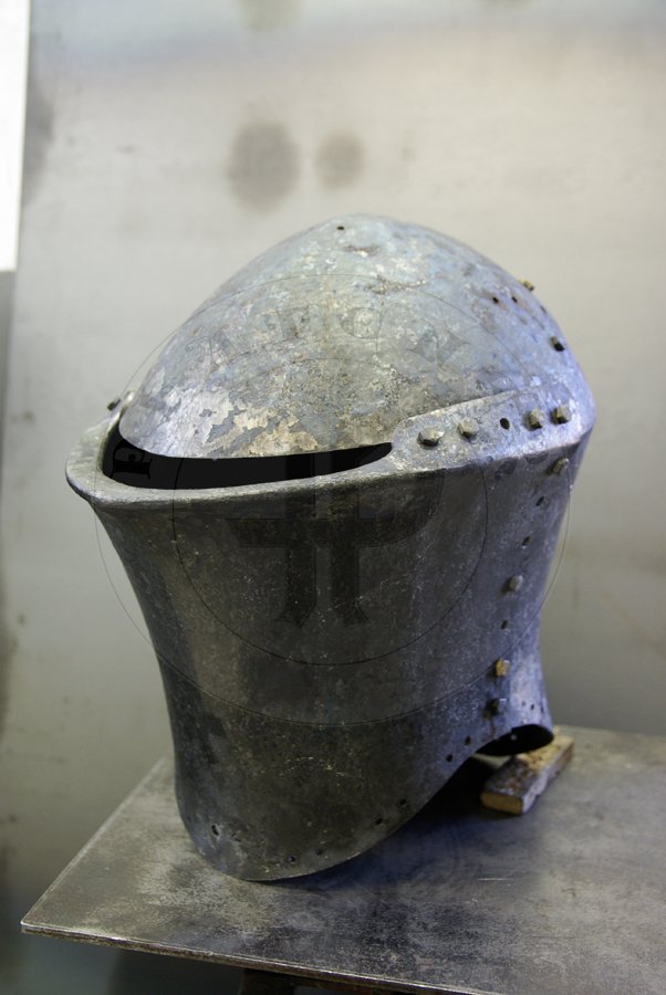 Stechhelm na pocztek XV wieku, wykonany z wysokiej jakoci stali niskowglowej. Przednia oraz grna pyta wykonane z stali o gruboci 3 mm, zawinicie ma 2,2 cm gruboci z przodu i 1,8 cm gruboci po bokach. Tylna pyta wykonana z 2,5 mm stali. Hem hartowany i odpuszczany do 30 HRC. Waga 8 kg./Stechhelm for begin of XV c., made of high quality mild steel. Front and top part is from 3 mm thick steel, roll is 2,2 cm thick on front and 1,8 cm at sides. Back part is from 2,5 mm steel. It is heat hardened and tempered up to 30 HRC. Wieght 8 kg.