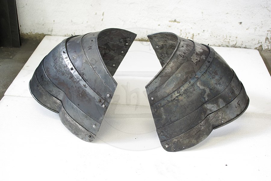 Woskie naramienniki symetryczne do walki pieszej, datowane na ok. 1415-1420. Hartowane i odpuszczane do twardoci 38-42 HRC/Symmetrical italian pauldrons for foot combat, dated about 1415-1420. Heat hardened and tempered up to 38-42 HRC.