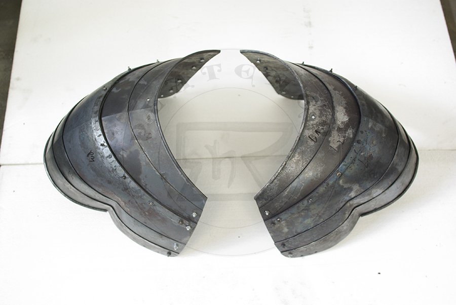 Woskie naramienniki symetryczne do walki pieszej, datowane na ok. 1415-1420. Hartowane i odpuszczane do twardoci 38-42 HRC/Symmetrical italian pauldrons for foot combat, dated about 1415-1420. Heat hardened and tempered up to 38-42 HRC.