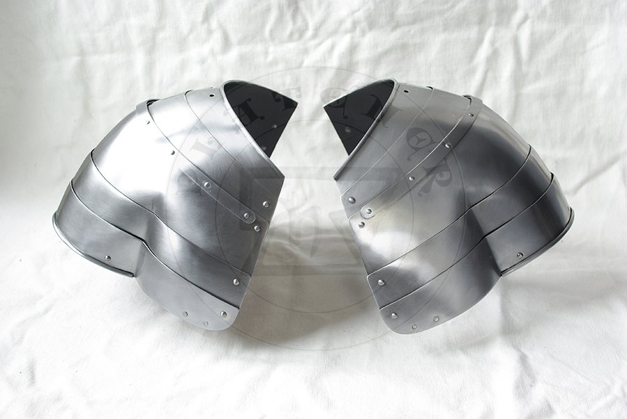 Woskie naramienniki symetryczne do walki pieszej, datowane na ok. 1415-1420. Hartowane i odpuszczane do twardoci 38-42 HRC/Symmetrical italian pauldrons for foot combat, dated about 1415-1420. Heat hardened and tempered up to 38-42 HRC.