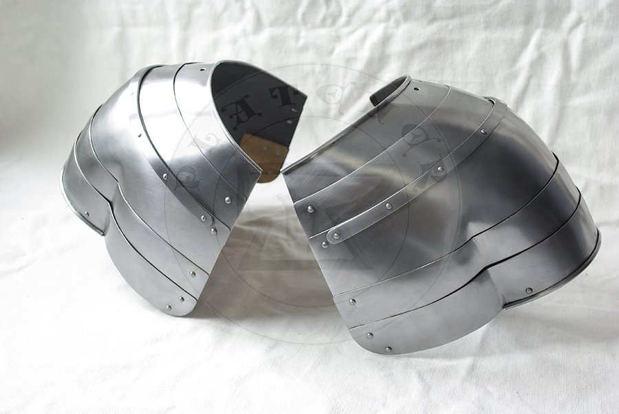 Woskie naramienniki symetryczne do walki pieszej, datowane na ok. 1415-1420. Hartowane i odpuszczane do twardoci 38-42 HRC/Symmetrical italian pauldrons for foot combat, dated about 1415-1420. Heat hardened and tempered up to 38-42 HRC.
