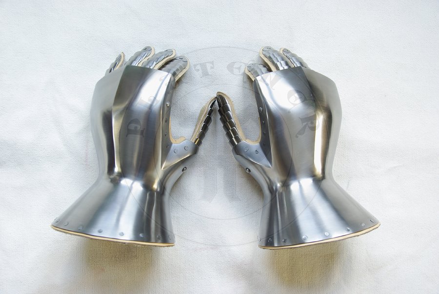 Wczesne rkawice mitynki wykonane ze stali redniowglowej, koniec XIV wieku/pocztek XV wieku. Hartowane i odpuszczane do twardoci 42 HRC./Early mittens gauntlets made from medium carbon steel, end of XIV c./begin of XV c. Heat hardened and tempered up to 42 HRC.