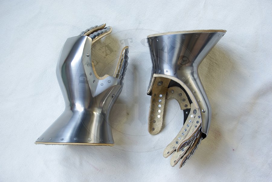 Wczesne rkawice mitynki wykonane ze stali redniowglowej, koniec XIV wieku/pocztek XV wieku. Hartowane i odpuszczane do twardoci 42 HRC./Early mittens gauntlets made from medium carbon steel, end of XIV c./begin of XV c. Heat hardened and tempered up to 42 HRC.