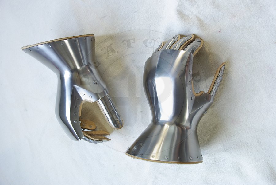 Wczesne rkawice mitynki wykonane ze stali redniowglowej, koniec XIV wieku/pocztek XV wieku. Hartowane i odpuszczane do twardoci 42 HRC./Early mittens gauntlets made from medium carbon steel, end of XIV c./begin of XV c. Heat hardened and tempered up to 42 HRC.