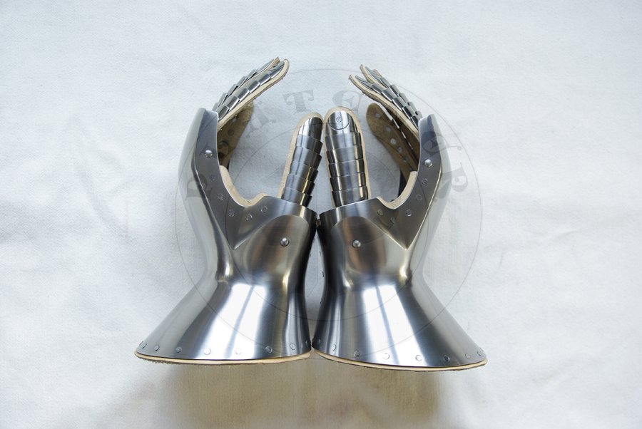 Wczesne rkawice mitynki wykonane ze stali redniowglowej, koniec XIV wieku/pocztek XV wieku. Hartowane i odpuszczane do twardoci 42 HRC./Early mittens gauntlets made from medium carbon steel, end of XIV c./begin of XV c. Heat hardened and tempered up to 42 HRC.