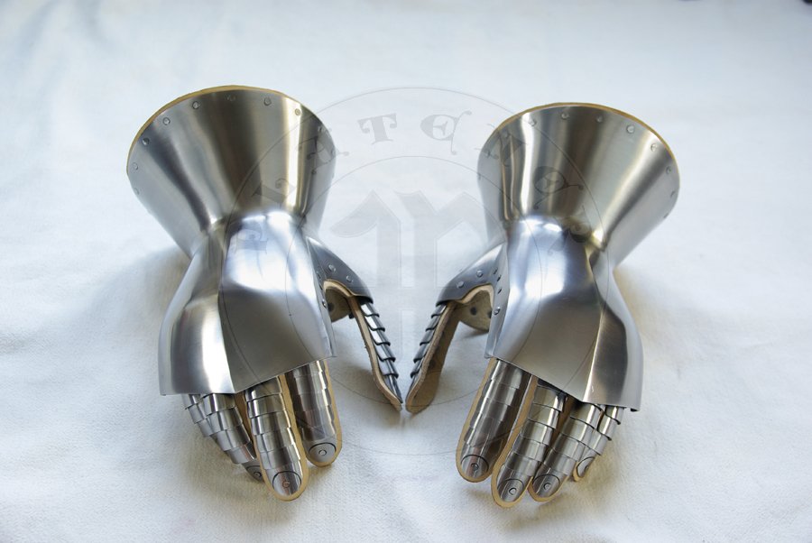 Wczesne rkawice mitynki wykonane ze stali redniowglowej, koniec XIV wieku/pocztek XV wieku. Hartowane i odpuszczane do twardoci 42 HRC./Early mittens gauntlets made from medium carbon steel, end of XIV c./begin of XV c. Heat hardened and tempered up to 42 HRC.