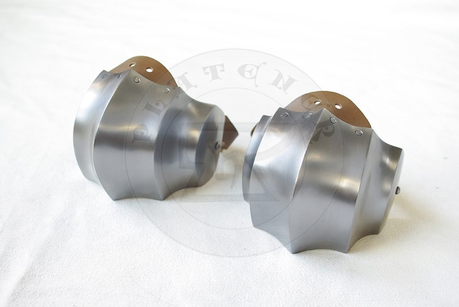 Kanelowane nakolanniki, poowa XIV wieku./Fluted poleyns, mid XIV c.