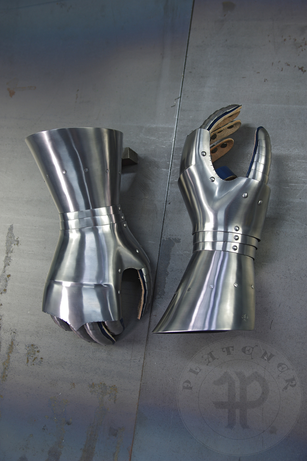 Gauntlets in Kastenbrust style, circa 1470. Made of medium carbon steel 1,5 and 1 mm thickness. Heat hardened and tempered up to 42 HRC. / Rkawice w stylu Kastenbrust, datowanie okoo 1470 rok. Wykonane w caoci ze stali redniowglowej o gruboci 1,5 mm i 1 mm. Wszystkie elementy hartowane i odpuszczane do 42 HRC.