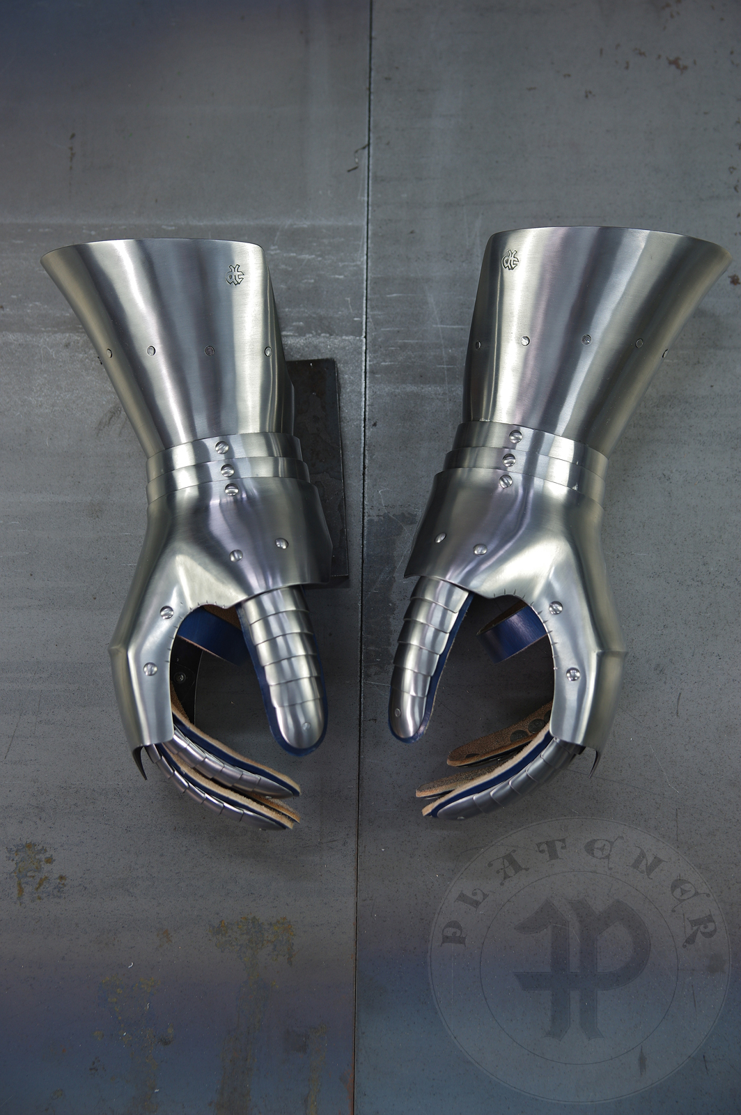 Gauntlets in Kastenbrust style, circa 1470. Made of medium carbon steel 1,5 and 1 mm thickness. Heat hardened and tempered up to 42 HRC. / Rkawice w stylu Kastenbrust, datowanie okoo 1470 rok. Wykonane w caoci ze stali redniowglowej o gruboci 1,5 mm i 1 mm. Wszystkie elementy hartowane i odpuszczane do 42 HRC.