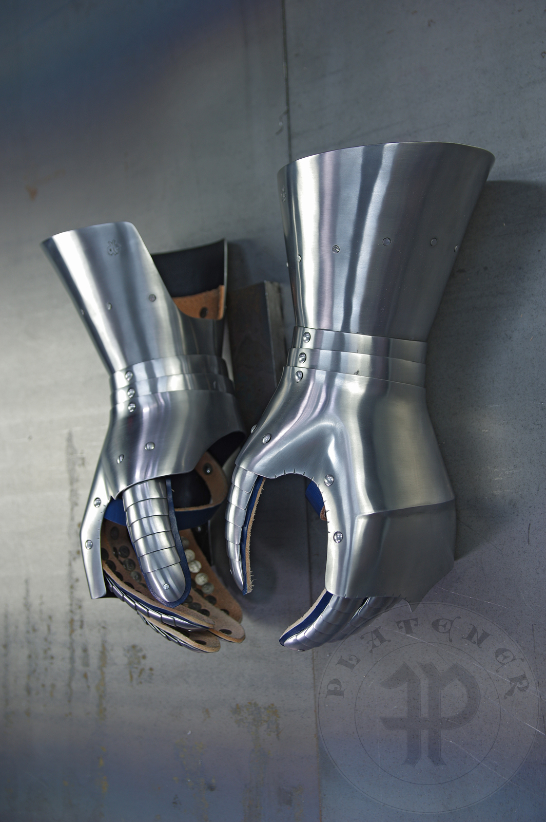 Gauntlets in Kastenbrust style, circa 1470. Made of medium carbon steel 1,5 and 1 mm thickness. Heat hardened and tempered up to 42 HRC. / Rkawice w stylu Kastenbrust, datowanie okoo 1470 rok. Wykonane w caoci ze stali redniowglowej o gruboci 1,5 mm i 1 mm. Wszystkie elementy hartowane i odpuszczane do 42 HRC.