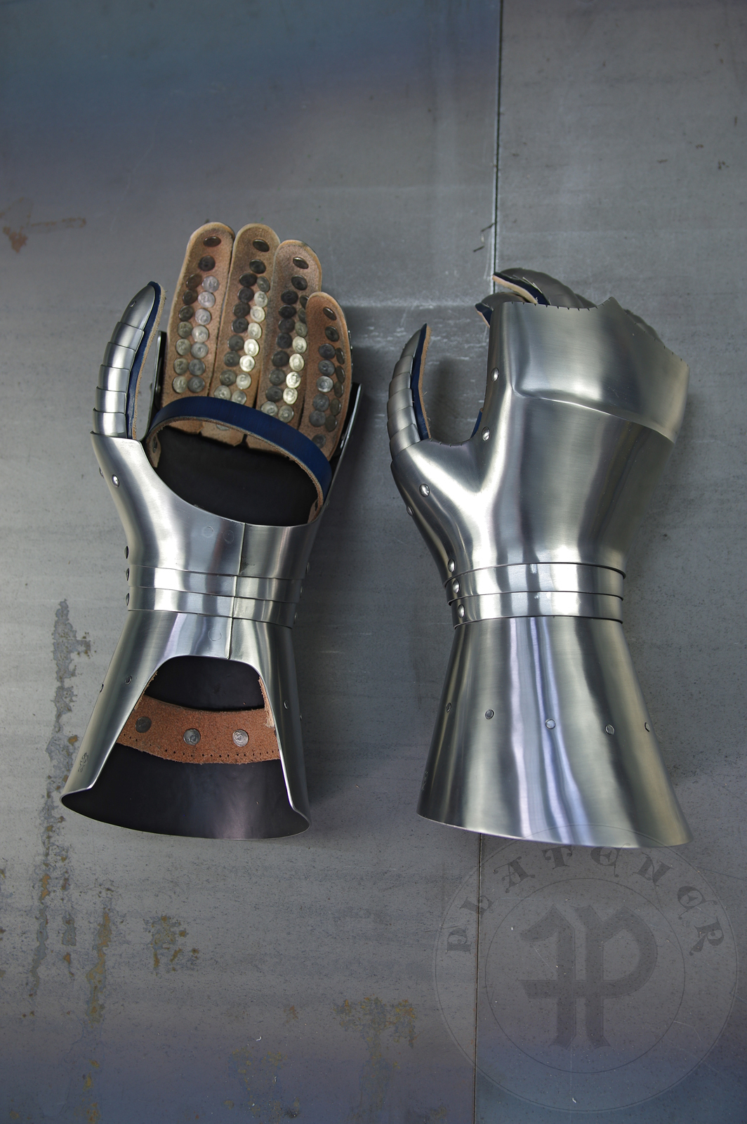 Gauntlets in Kastenbrust style, circa 1470. Made of medium carbon steel 1,5 and 1 mm thickness. Heat hardened and tempered up to 42 HRC. / Rkawice w stylu Kastenbrust, datowanie okoo 1470 rok. Wykonane w caoci ze stali redniowglowej o gruboci 1,5 mm i 1 mm. Wszystkie elementy hartowane i odpuszczane do 42 HRC.