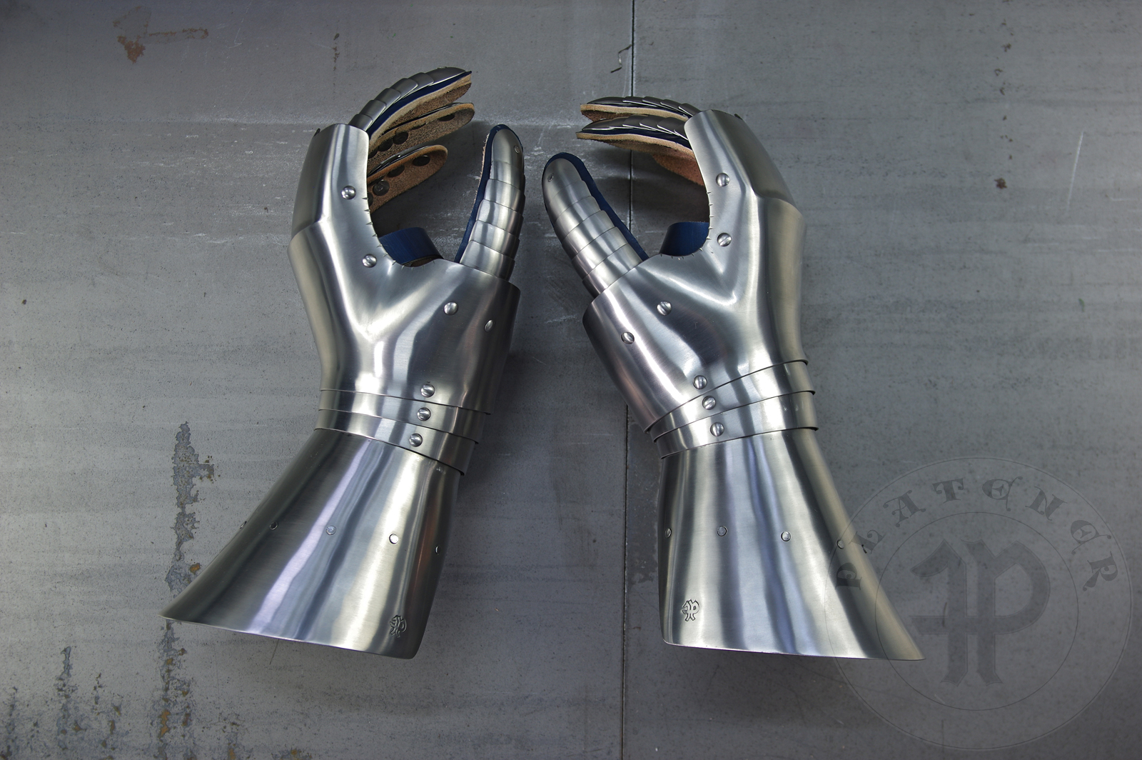 Gauntlets in Kastenbrust style, circa 1470. Made of medium carbon steel 1,5 and 1 mm thickness. Heat hardened and tempered up to 42 HRC. / Rkawice w stylu Kastenbrust, datowanie okoo 1470 rok. Wykonane w caoci ze stali redniowglowej o gruboci 1,5 mm i 1 mm. Wszystkie elementy hartowane i odpuszczane do 42 HRC.