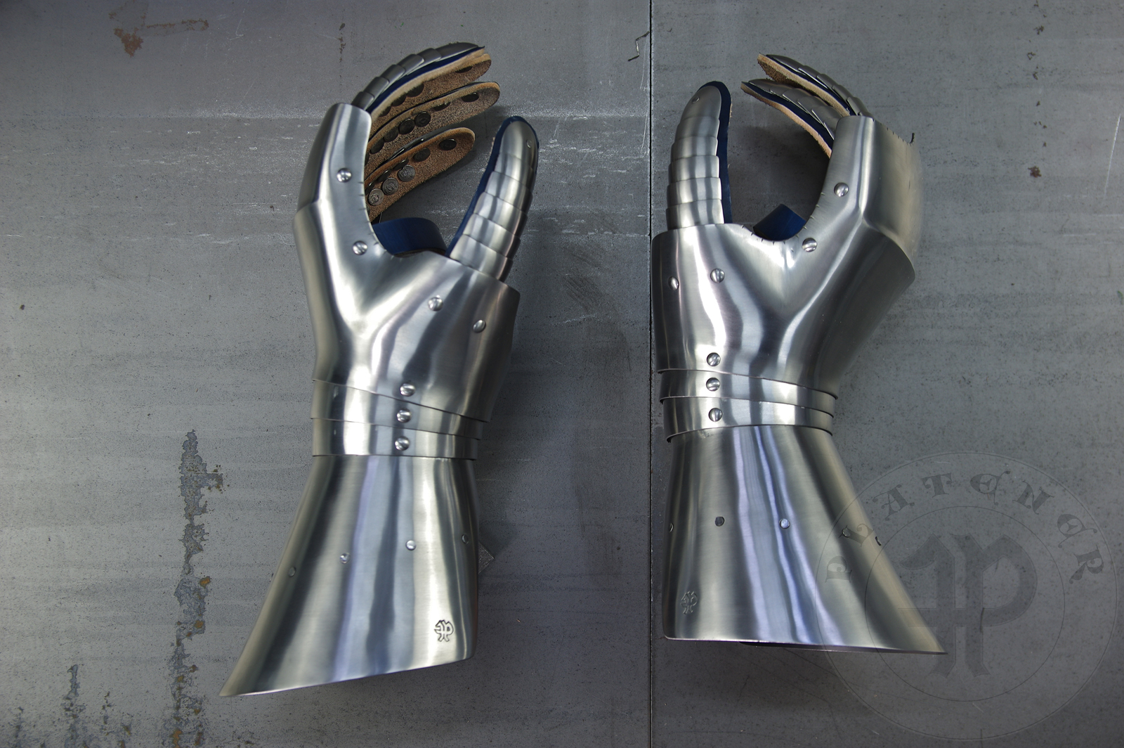 Gauntlets in Kastenbrust style, circa 1470. Made of medium carbon steel 1,5 and 1 mm thickness. Heat hardened and tempered up to 42 HRC. / Rkawice w stylu Kastenbrust, datowanie okoo 1470 rok. Wykonane w caoci ze stali redniowglowej o gruboci 1,5 mm i 1 mm. Wszystkie elementy hartowane i odpuszczane do 42 HRC.
