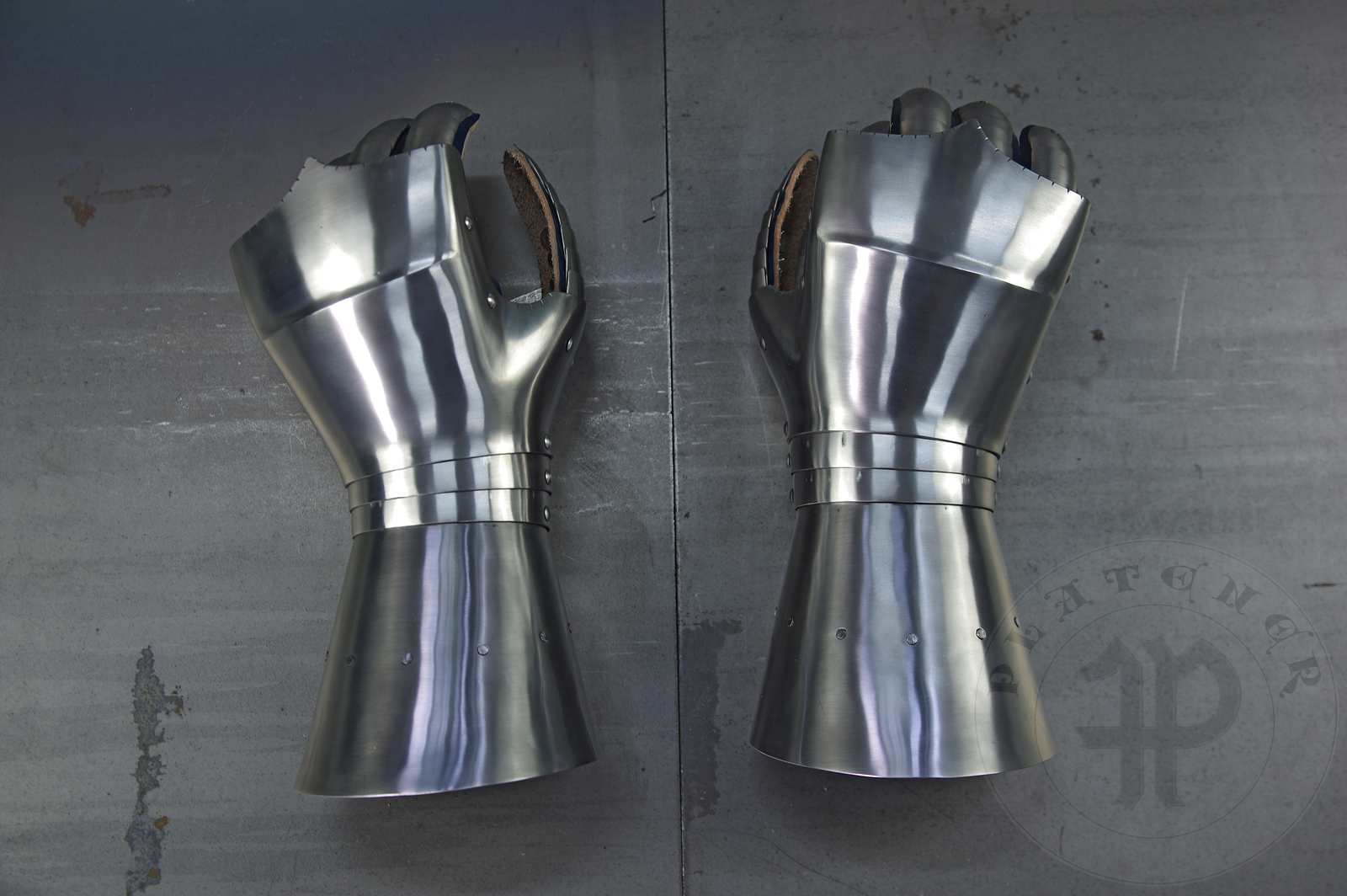 Gauntlets in Kastenbrust style, circa 1470. Made of medium carbon steel 1,5 and 1 mm thickness. Heat hardened and tempered up to 42 HRC. / Rkawice w stylu Kastenbrust, datowanie okoo 1470 rok. Wykonane w caoci ze stali redniowglowej o gruboci 1,5 mm i 1 mm. Wszystkie elementy hartowane i odpuszczane do 42 HRC.