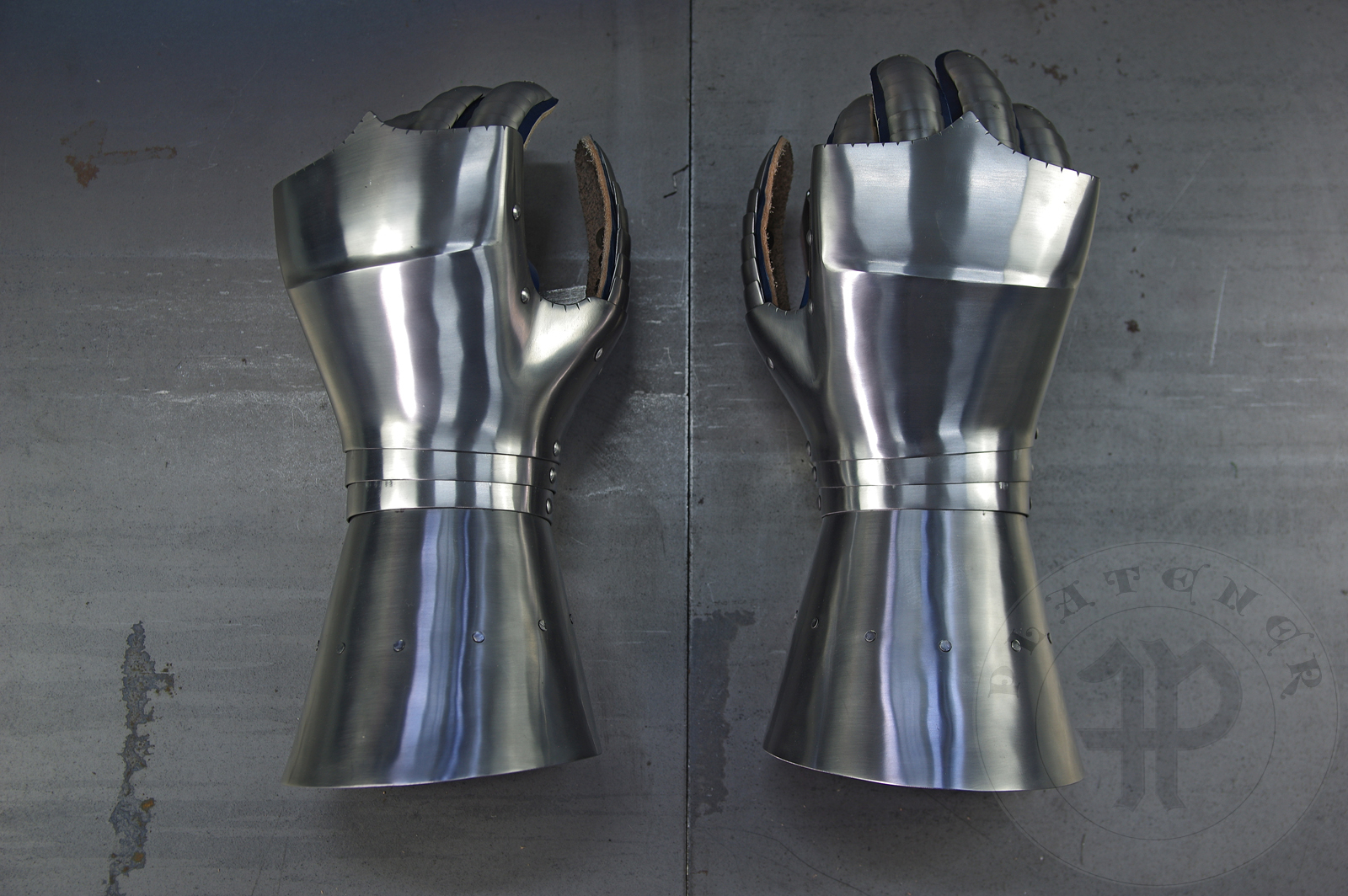 Gauntlets in Kastenbrust style, circa 1470. Made of medium carbon steel 1,5 and 1 mm thickness. Heat hardened and tempered up to 42 HRC. / Rkawice w stylu Kastenbrust, datowanie okoo 1470 rok. Wykonane w caoci ze stali redniowglowej o gruboci 1,5 mm i 1 mm. Wszystkie elementy hartowane i odpuszczane do 42 HRC.