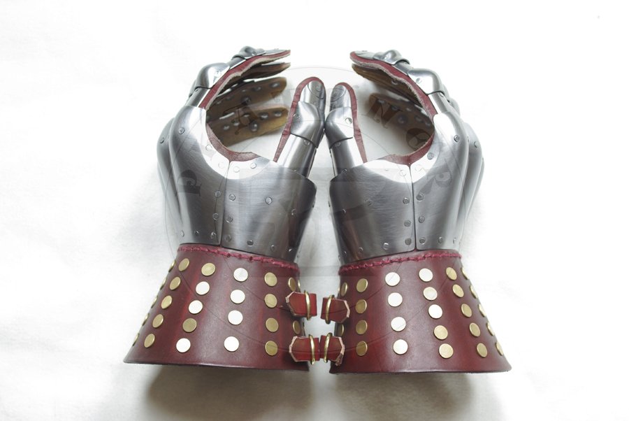 Rkawice wykonane ze stali redniowglowej i utwardzanej woskiem skry, poowa XIV wieku. Elementy stalowe hartowane i odpuszczane do twardoci 38-42 HRC./Gauntlets made from medium carbon steel and wax boiled leather, half of XIV c. Steel elements heat hardened and tempered up to 38-42 HRC.
