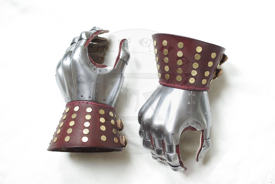 Rkawice wykonane ze stali redniowglowej i utwardzanej woskiem skry, poowa XIV wieku. Elementy stalowe hartowane i odpuszczane do twardoci 38-42 HRC./Gauntlets made from medium carbon steel and wax boiled leather, half of XIV c. Steel elements heat hardened and tempered up to 38-42 HRC.