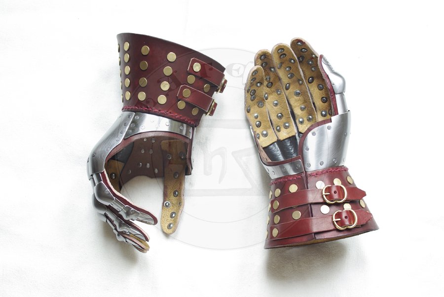 Rkawice wykonane ze stali redniowglowej i utwardzanej woskiem skry, poowa XIV wieku. Elementy stalowe hartowane i odpuszczane do twardoci 38-42 HRC./Gauntlets made from medium carbon steel and wax boiled leather, half of XIV c. Steel elements heat hardened and tempered up to 38-42 HRC.