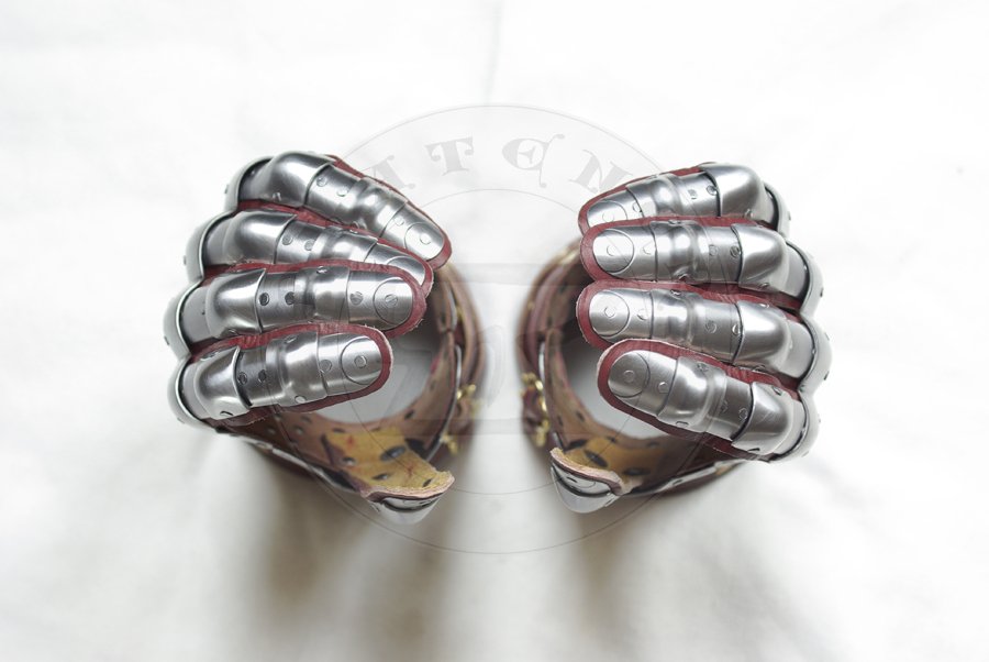 Rkawice wykonane ze stali redniowglowej i utwardzanej woskiem skry, poowa XIV wieku. Elementy stalowe hartowane i odpuszczane do twardoci 38-42 HRC./Gauntlets made from medium carbon steel and wax boiled leather, half of XIV c. Steel elements heat hardened and tempered up to 38-42 HRC.