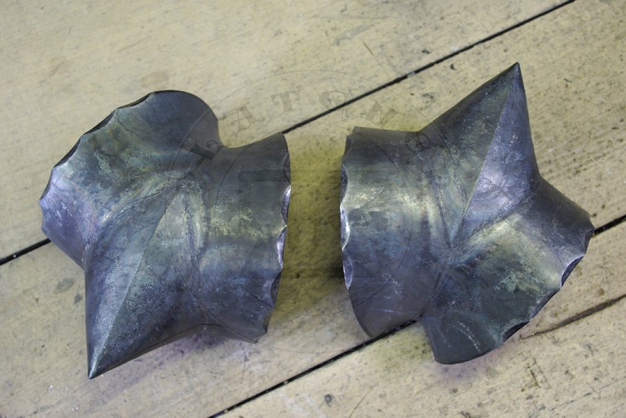 Gotyckie osony rk wykonane ze stali redniowglowej, pny XV wiek. Hartowane i odpuszczane do twardoci 40-42 HRC./Gothic arm harness made from medium carbon steel, late XV c. Heat hardened and tempered up to 40-42 HRC.