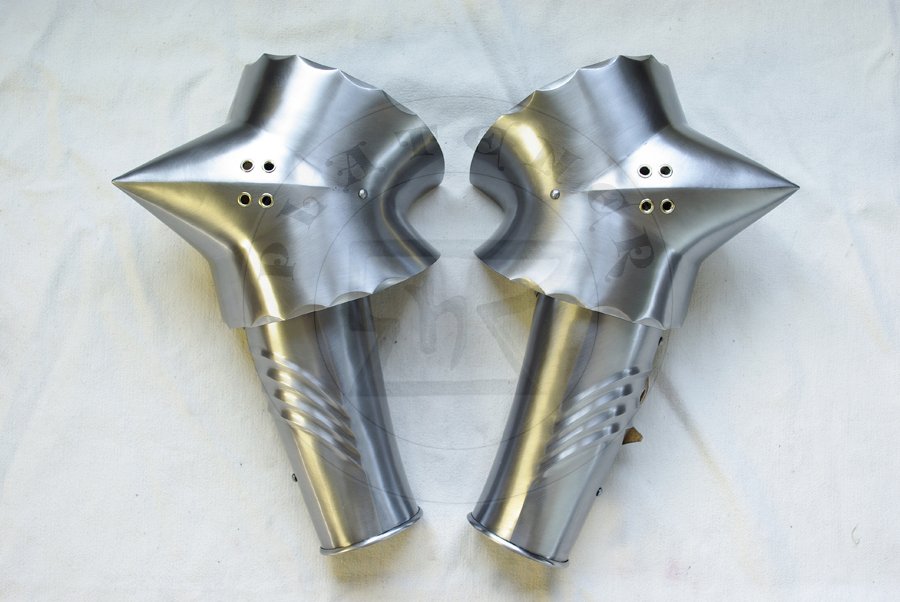 Gotyckie osony rk wykonane ze stali redniowglowej, pny XV wiek. Hartowane i odpuszczane do twardoci 40-42 HRC./Gothic arm harness made from medium carbon steel, late XV c. Heat hardened and tempered up to 40-42 HRC.