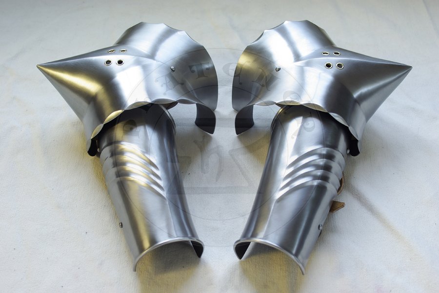 Gotyckie osony rk wykonane ze stali redniowglowej, pny XV wiek. Hartowane i odpuszczane do twardoci 40-42 HRC./Gothic arm harness made from medium carbon steel, late XV c. Heat hardened and tempered up to 40-42 HRC.