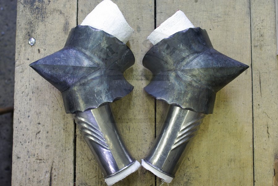Gotyckie osony rk wykonane ze stali redniowglowej, pny XV wiek. Hartowane i odpuszczane do twardoci 40-42 HRC./Gothic arm harness made from medium carbon steel, late XV c. Heat hardened and tempered up to 40-42 HRC.