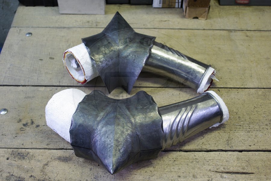 Gotyckie osony rk wykonane ze stali redniowglowej, pny XV wiek. Hartowane i odpuszczane do twardoci 40-42 HRC./Gothic arm harness made from medium carbon steel, late XV c. Heat hardened and tempered up to 40-42 HRC.