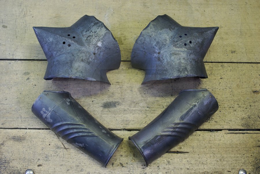 Gotyckie osony rk wykonane ze stali redniowglowej, pny XV wiek. Hartowane i odpuszczane do twardoci 40-42 HRC./Gothic arm harness made from medium carbon steel, late XV c. Heat hardened and tempered up to 40-42 HRC.