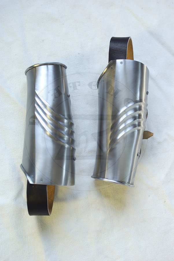 Gotyckie osony rk wykonane ze stali redniowglowej, pny XV wiek. Hartowane i odpuszczane do twardoci 40-42 HRC./Gothic arm harness made from medium carbon steel, late XV c. Heat hardened and tempered up to 40-42 HRC.