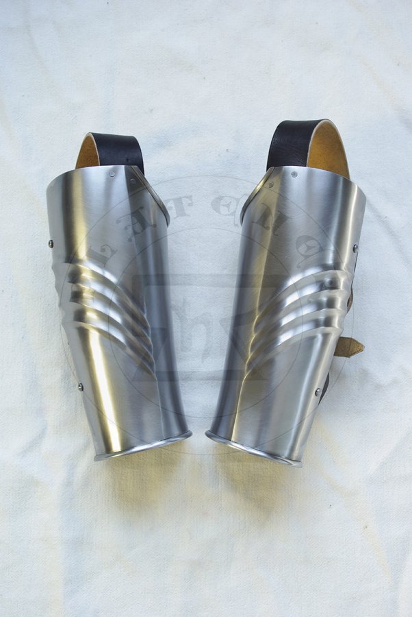 Gotyckie osony rk wykonane ze stali redniowglowej, pny XV wiek. Hartowane i odpuszczane do twardoci 40-42 HRC./Gothic arm harness made from medium carbon steel, late XV c. Heat hardened and tempered up to 40-42 HRC.