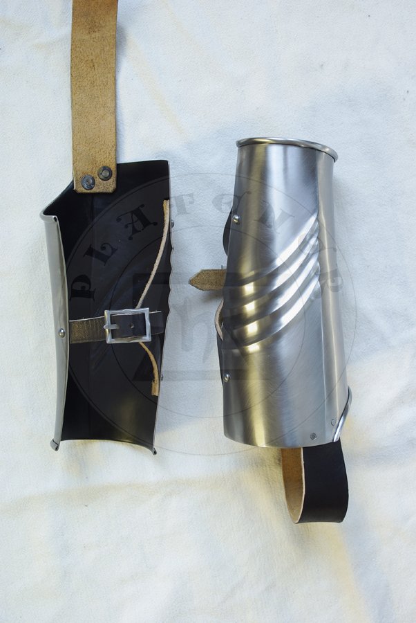 Gotyckie osony rk wykonane ze stali redniowglowej, pny XV wiek. Hartowane i odpuszczane do twardoci 40-42 HRC./Gothic arm harness made from medium carbon steel, late XV c. Heat hardened and tempered up to 40-42 HRC.