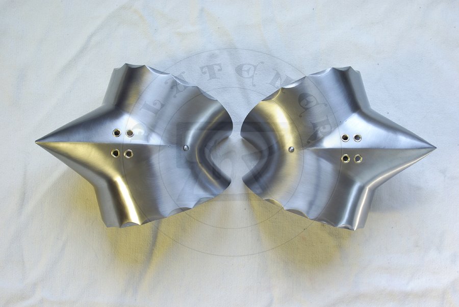 Gotyckie osony rk wykonane ze stali redniowglowej, pny XV wiek. Hartowane i odpuszczane do twardoci 40-42 HRC./Gothic arm harness made from medium carbon steel, late XV c. Heat hardened and tempered up to 40-42 HRC.