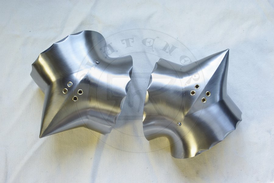 Gotyckie osony rk wykonane ze stali redniowglowej, pny XV wiek. Hartowane i odpuszczane do twardoci 40-42 HRC./Gothic arm harness made from medium carbon steel, late XV c. Heat hardened and tempered up to 40-42 HRC.