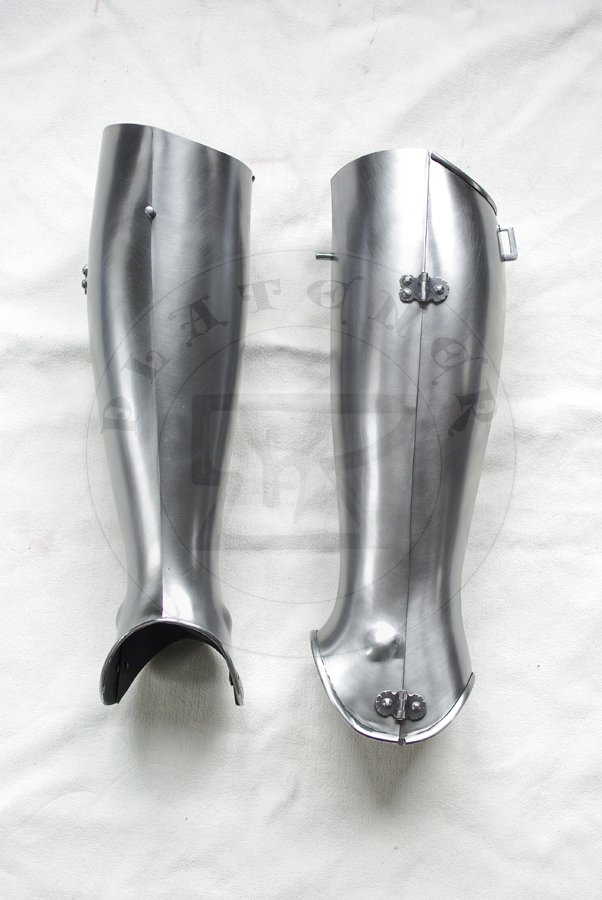 Gotyckie osony ng, datowane na pny XV wiek. Wykonane w caoci ze stali redniowglowej. Nabiodrki hartowane i odpuszczane do 40-42 HRC./Gothic leg harness, dated to late XV c. Fully made of medium carbon steel. Upper legs heat hardened and tempered up to 40-42 HRC.
