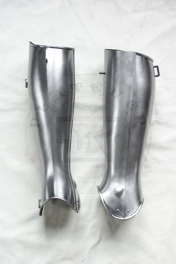 Gotyckie osony ng, datowane na pny XV wiek. Wykonane w caoci ze stali redniowglowej. Nabiodrki hartowane i odpuszczane do 40-42 HRC./Gothic leg harness, dated to late XV c. Fully made of medium carbon steel. Upper legs heat hardened and tempered up to 40-42 HRC.