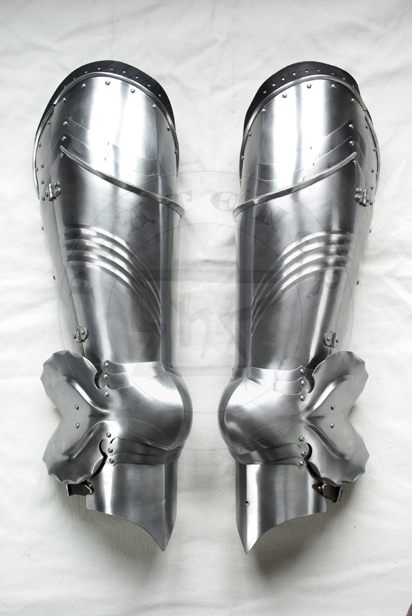 Gotyckie osony ng, datowane na pny XV wiek. Wykonane w caoci ze stali redniowglowej. Nabiodrki hartowane i odpuszczane do 40-42 HRC./Gothic leg harness, dated to late XV c. Fully made of medium carbon steel. Upper legs heat hardened and tempered up to 40-42 HRC.