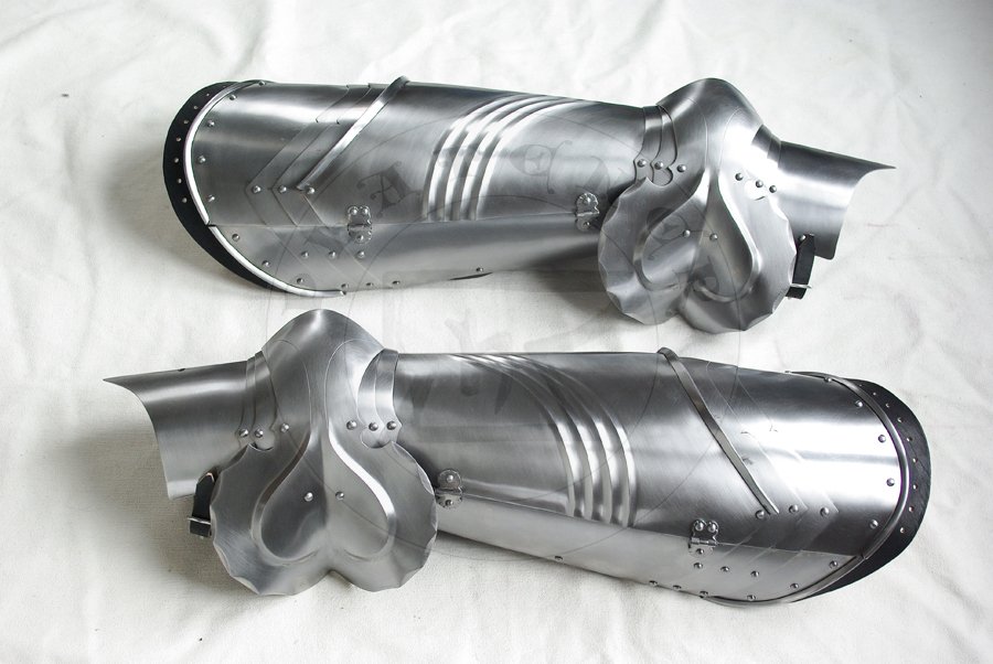 Gotyckie osony ng, datowane na pny XV wiek. Wykonane w caoci ze stali redniowglowej. Nabiodrki hartowane i odpuszczane do 40-42 HRC./Gothic leg harness, dated to late XV c. Fully made of medium carbon steel. Upper legs heat hardened and tempered up to 40-42 HRC.