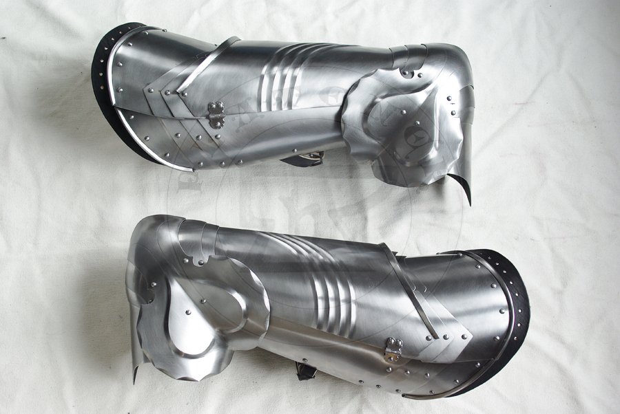 Gotyckie osony ng, datowane na pny XV wiek. Wykonane w caoci ze stali redniowglowej. Nabiodrki hartowane i odpuszczane do 40-42 HRC./Gothic leg harness, dated to late XV c. Fully made of medium carbon steel. Upper legs heat hardened and tempered up to 40-42 HRC.