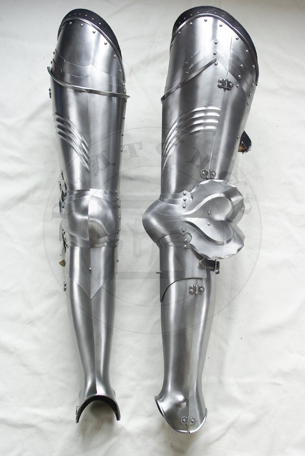 Gotyckie osony ng, datowane na pny XV wiek. Wykonane w caoci ze stali redniowglowej. Nabiodrki hartowane i odpuszczane do 40-42 HRC./Gothic leg harness, dated to late XV c. Fully made of medium carbon steel. Upper legs heat hardened and tempered up to 40-42 HRC.