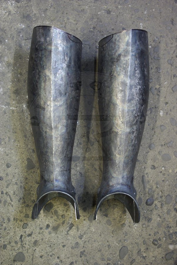 Gotyckie osony ng, datowane na pny XV wiek. Wykonane w caoci ze stali redniowglowej. Nabiodrki hartowane i odpuszczane do 40-42 HRC./Gothic leg harness, dated to late XV c. Fully made of medium carbon steel. Upper legs heat hardened and tempered up to 40-42 HRC.