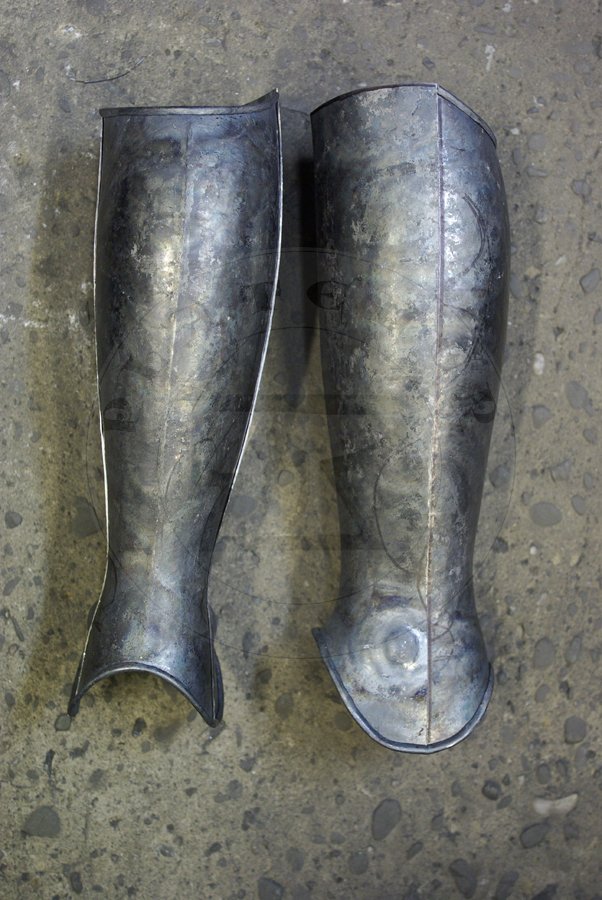 Gotyckie osony ng, datowane na pny XV wiek. Wykonane w caoci ze stali redniowglowej. Nabiodrki hartowane i odpuszczane do 40-42 HRC./Gothic leg harness, dated to late XV c. Fully made of medium carbon steel. Upper legs heat hardened and tempered up to 40-42 HRC.