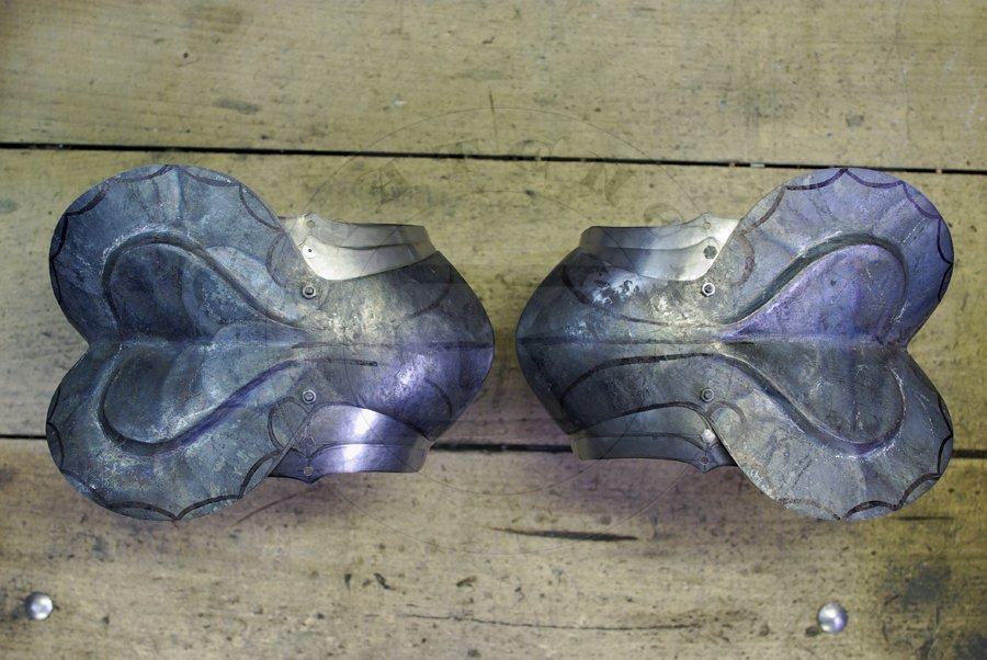 Gotyckie osony ng, datowane na pny XV wiek. Wykonane w caoci ze stali redniowglowej. Nabiodrki hartowane i odpuszczane do 40-42 HRC./Gothic leg harness, dated to late XV c. Fully made of medium carbon steel. Upper legs heat hardened and tempered up to 40-42 HRC.
