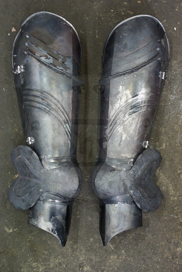 Gotyckie osony ng, datowane na pny XV wiek. Wykonane w caoci ze stali redniowglowej. Nabiodrki hartowane i odpuszczane do 40-42 HRC./Gothic leg harness, dated to late XV c. Fully made of medium carbon steel. Upper legs heat hardened and tempered up to 40-42 HRC.
