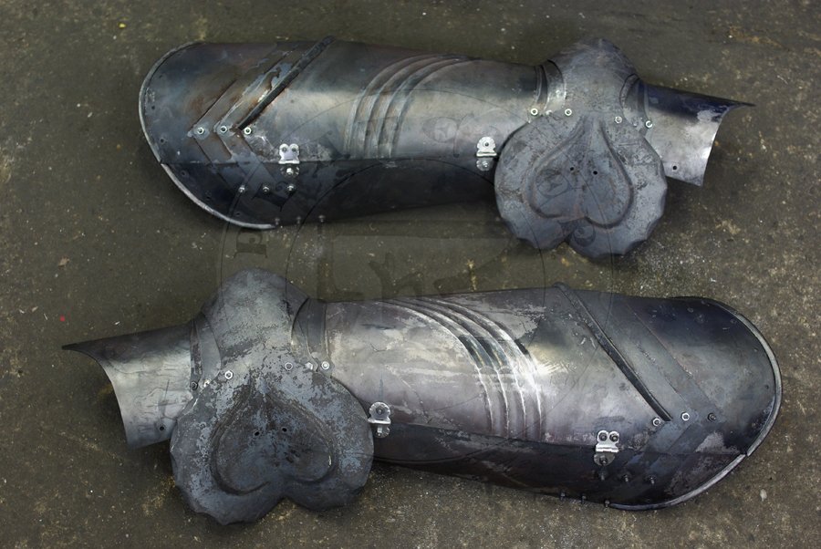 Gotyckie osony ng, datowane na pny XV wiek. Wykonane w caoci ze stali redniowglowej. Nabiodrki hartowane i odpuszczane do 40-42 HRC./Gothic leg harness, dated to late XV c. Fully made of medium carbon steel. Upper legs heat hardened and tempered up to 40-42 HRC.