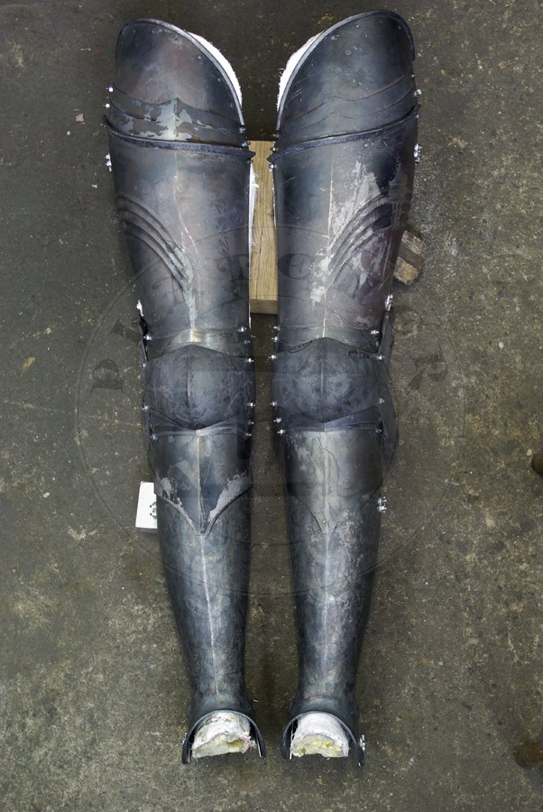 Gotyckie osony ng, datowane na pny XV wiek. Wykonane w caoci ze stali redniowglowej. Nabiodrki hartowane i odpuszczane do 40-42 HRC./Gothic leg harness, dated to late XV c. Fully made of medium carbon steel. Upper legs heat hardened and tempered up to 40-42 HRC.