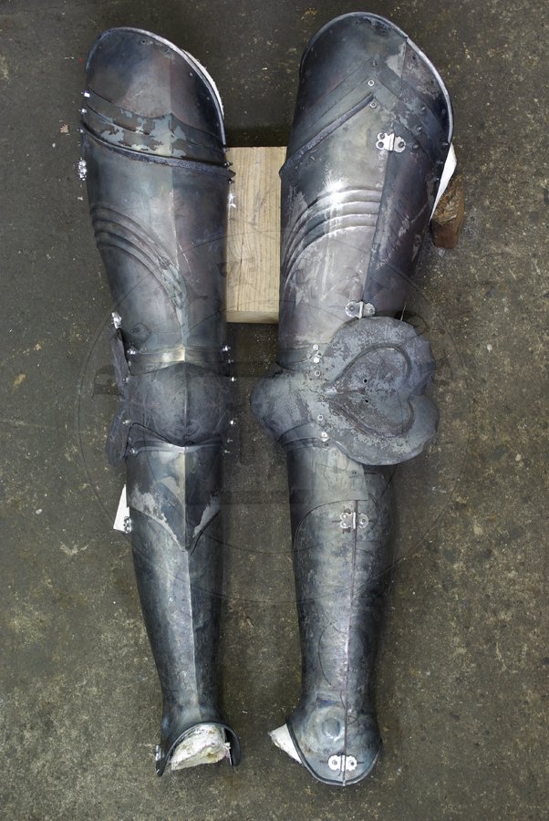 Gotyckie osony ng, datowane na pny XV wiek. Wykonane w caoci ze stali redniowglowej. Nabiodrki hartowane i odpuszczane do 40-42 HRC./Gothic leg harness, dated to late XV c. Fully made of medium carbon steel. Upper legs heat hardened and tempered up to 40-42 HRC.
