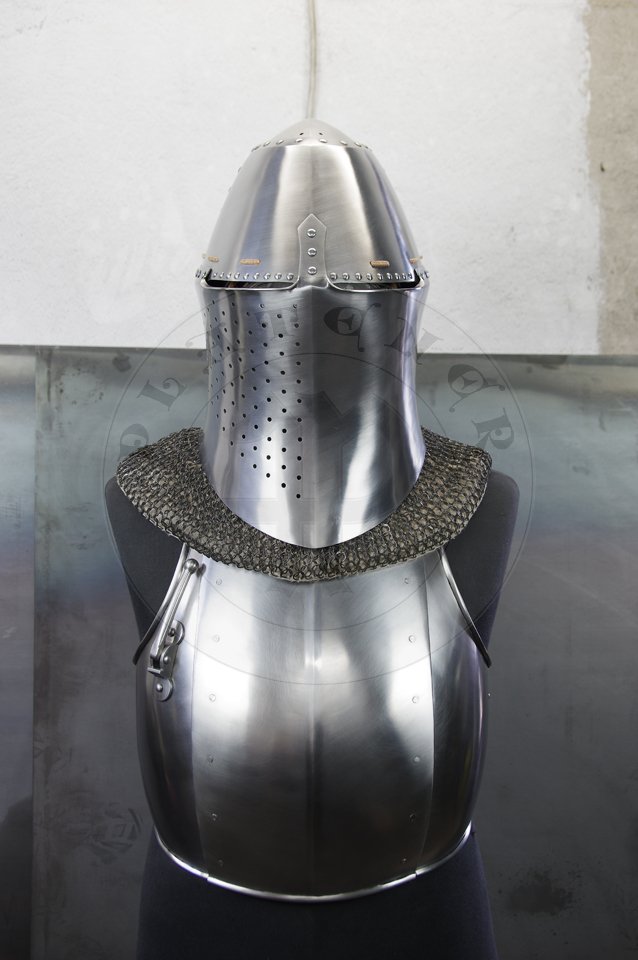 Great Helm with reinforce plate for jousting, dated for circa 1380-1400. Great Helm made of medium carbon steel of 2 mm and 1,5 mm thickness. Heat hardened and tempered up to 42 HRC. Weight 4,290 kg. Reinforce plate made of high quality mild steel of 2,5 mm thickness and quenched. Weight 1,9 kg./Hem Wielki z pyt wzmacniajc dedykowan do walki na kopie, datowanie 1380-1400. Hem Wielki wykonany ze stali redniowglowej o gruboci 2 mm i i 1,5 mm. Hartowany i odpuszczany do 42 HRC. Waga 4,290 kg. Pyta wzmacniajca wykonana z wysokiej jakoci stali niskowglowej o gruboci 2,5 mm, ulepszona cieplnie. Waga 1,9 kg.