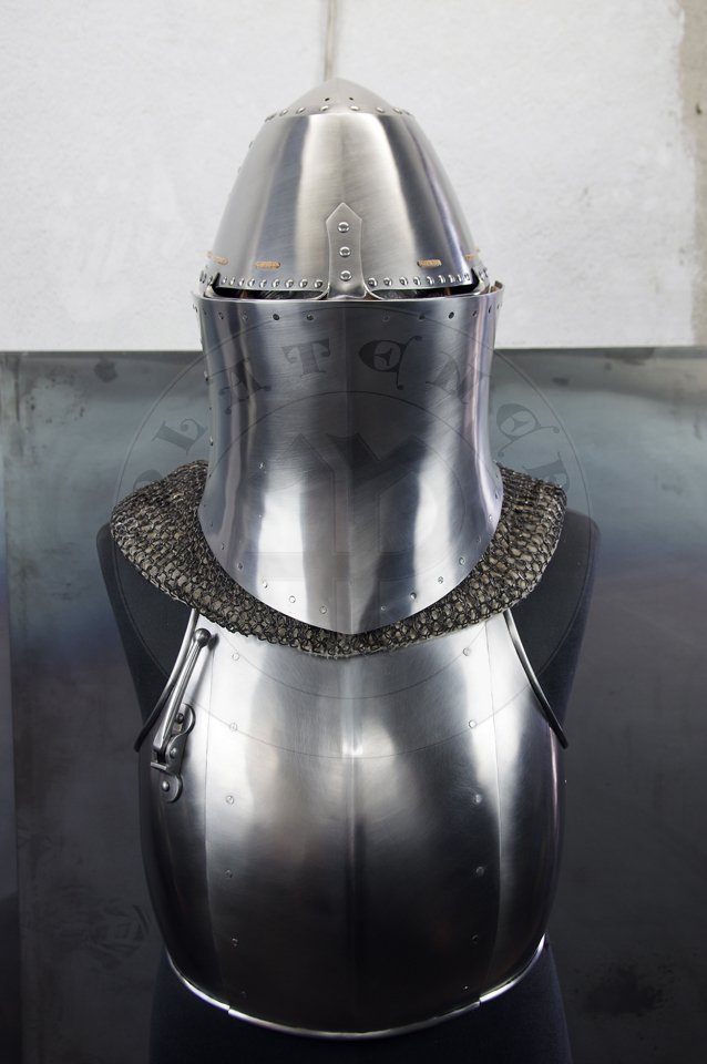 Great Helm with reinforce plate for jousting, dated for circa 1380-1400. Great Helm made of medium carbon steel of 2 mm and 1,5 mm thickness. Heat hardened and tempered up to 42 HRC. Weight 4,290 kg. Reinforce plate made of high quality mild steel of 2,5 mm thickness and quenched. Weight 1,9 kg./Hem Wielki z pyt wzmacniajc dedykowan do walki na kopie, datowanie 1380-1400. Hem Wielki wykonany ze stali redniowglowej o gruboci 2 mm i i 1,5 mm. Hartowany i odpuszczany do 42 HRC. Waga 4,290 kg. Pyta wzmacniajca wykonana z wysokiej jakoci stali niskowglowej o gruboci 2,5 mm, ulepszona cieplnie. Waga 1,9 kg.