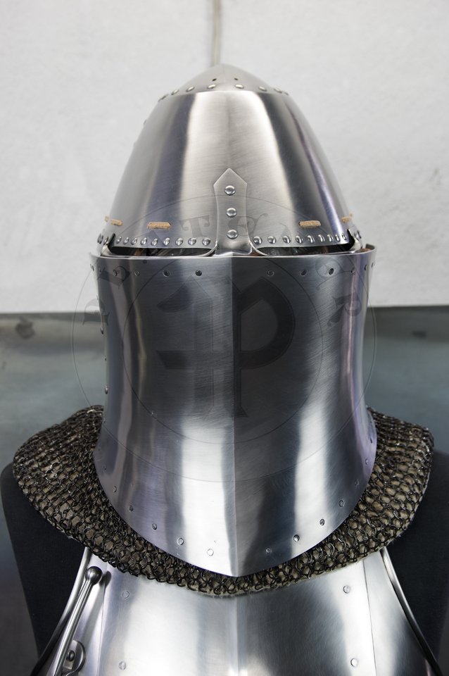 Great Helm with reinforce plate for jousting, dated for circa 1380-1400. Great Helm made of medium carbon steel of 2 mm and 1,5 mm thickness. Heat hardened and tempered up to 42 HRC. Weight 4,290 kg. Reinforce plate made of high quality mild steel of 2,5 mm thickness and quenched. Weight 1,9 kg./Hem Wielki z pyt wzmacniajc dedykowan do walki na kopie, datowanie 1380-1400. Hem Wielki wykonany ze stali redniowglowej o gruboci 2 mm i i 1,5 mm. Hartowany i odpuszczany do 42 HRC. Waga 4,290 kg. Pyta wzmacniajca wykonana z wysokiej jakoci stali niskowglowej o gruboci 2,5 mm, ulepszona cieplnie. Waga 1,9 kg.